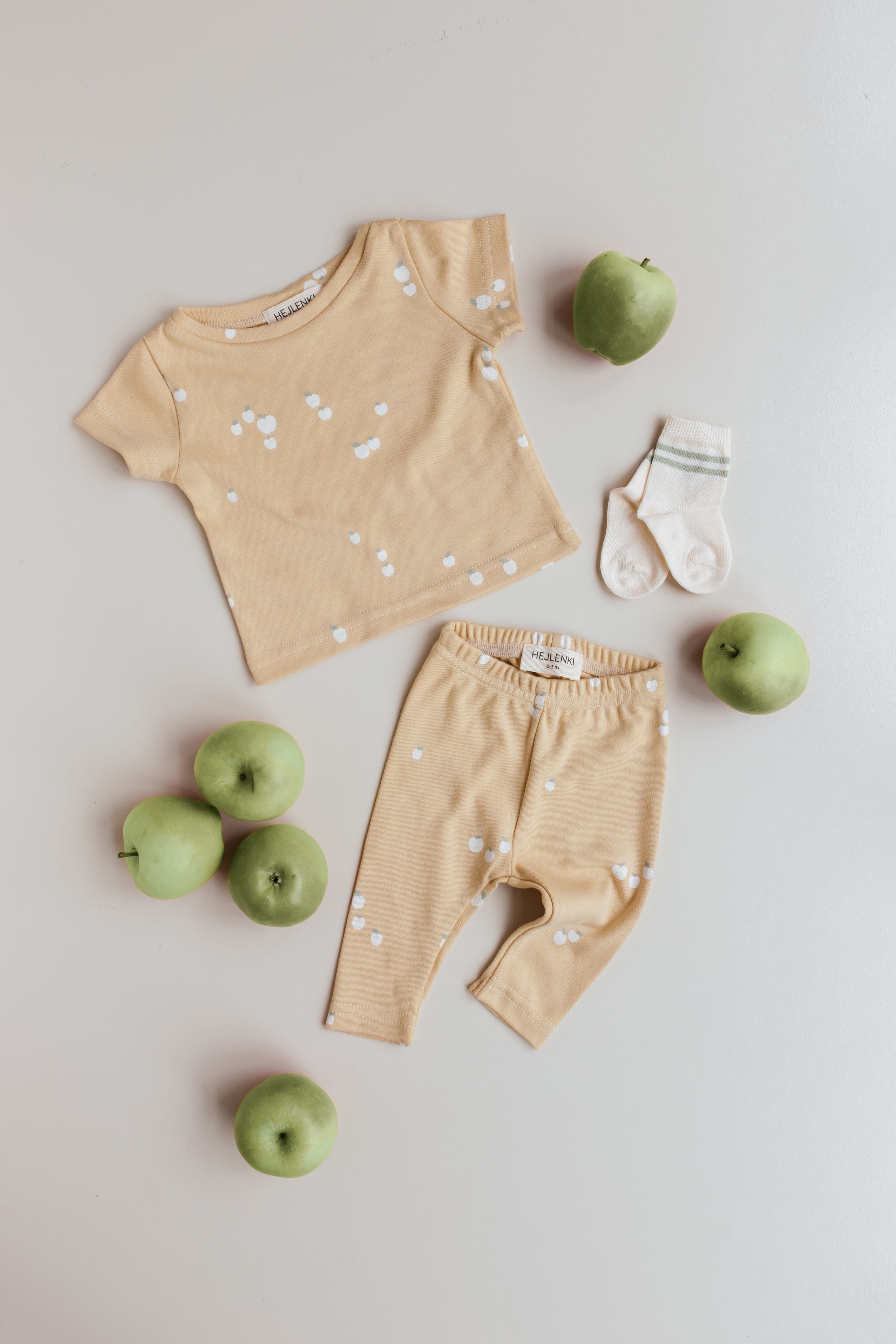 TINY APPLE T-SHIRT