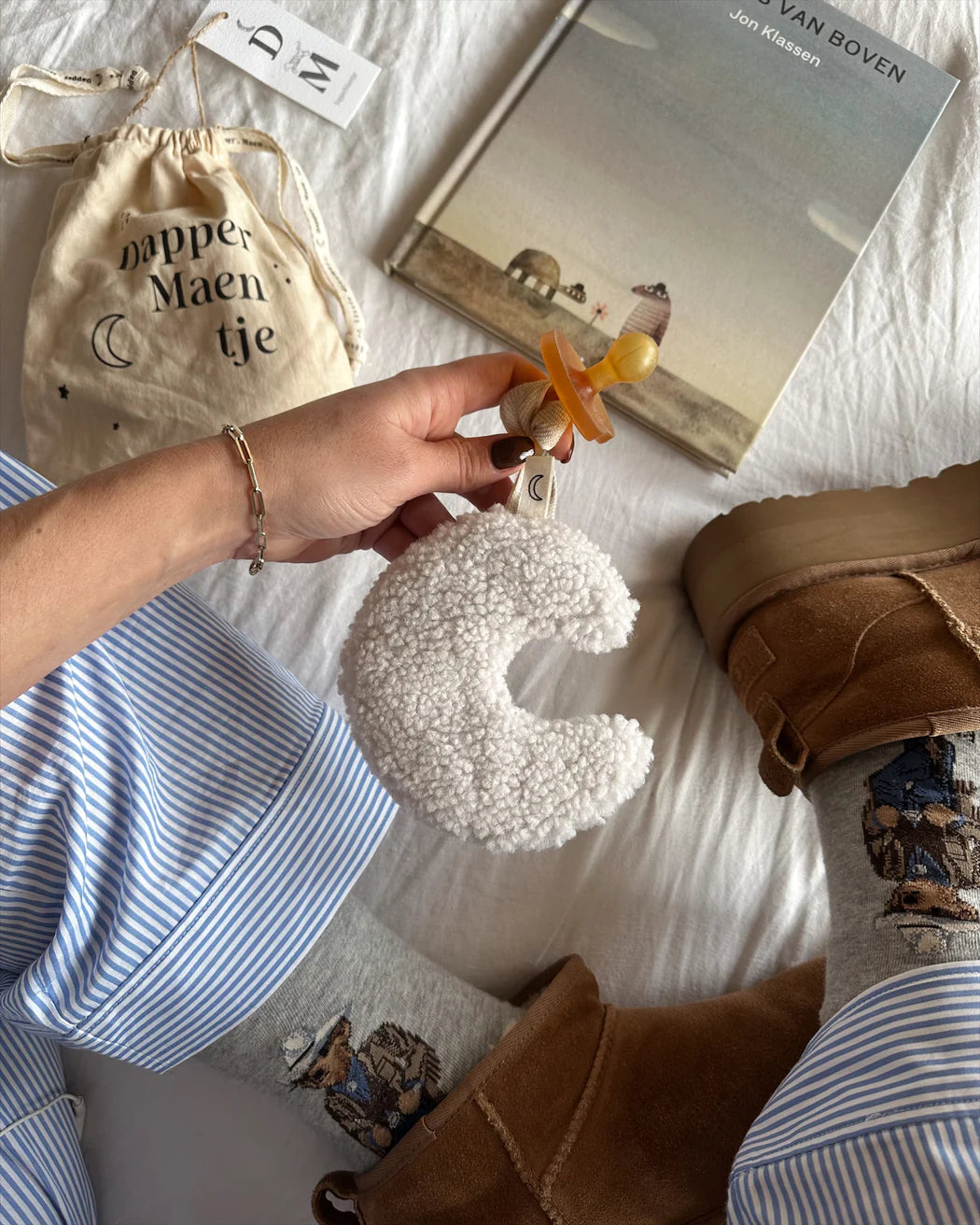 TEDDY PACIFIER CLIP MOON POLAR