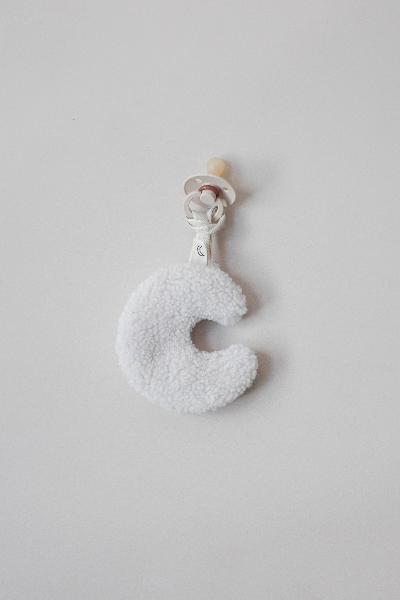 TEDDY PACIFIER CLIP MOON POLAR
