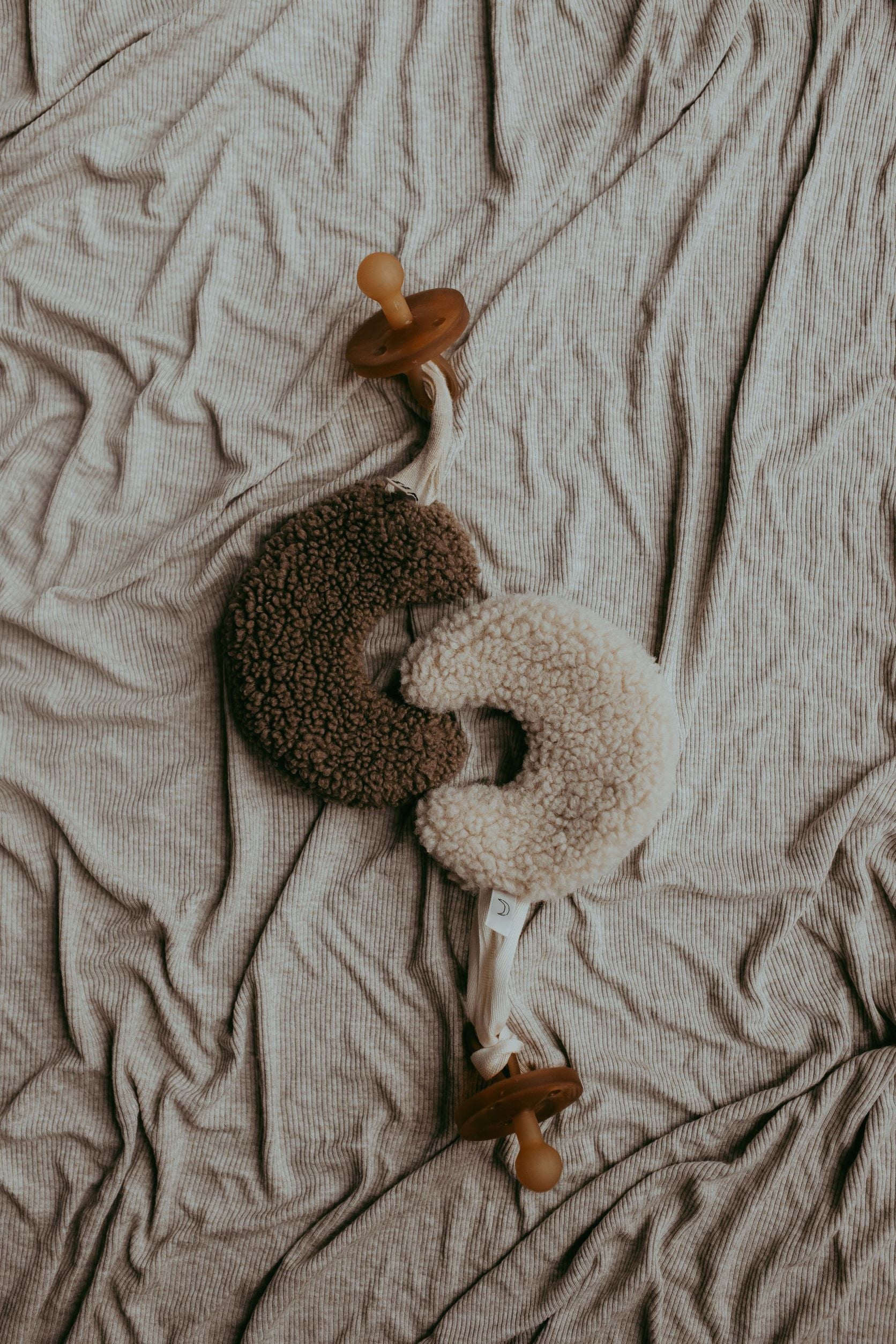 TEDDY PACIFIER CLIP MOON BROWN