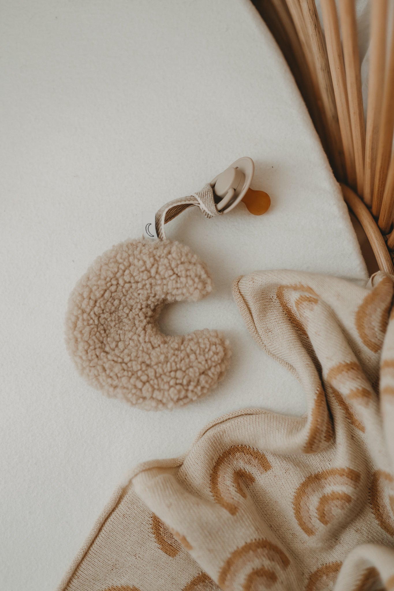 TEDDY PACIFIER CLIP MOON BROWN